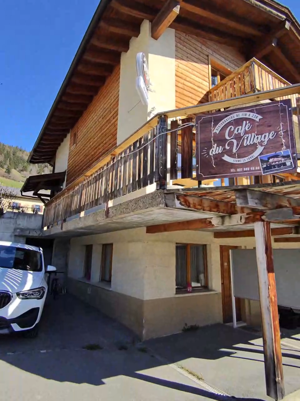 Extérieur du Café du Village du Levron dans le village alpin du Levron